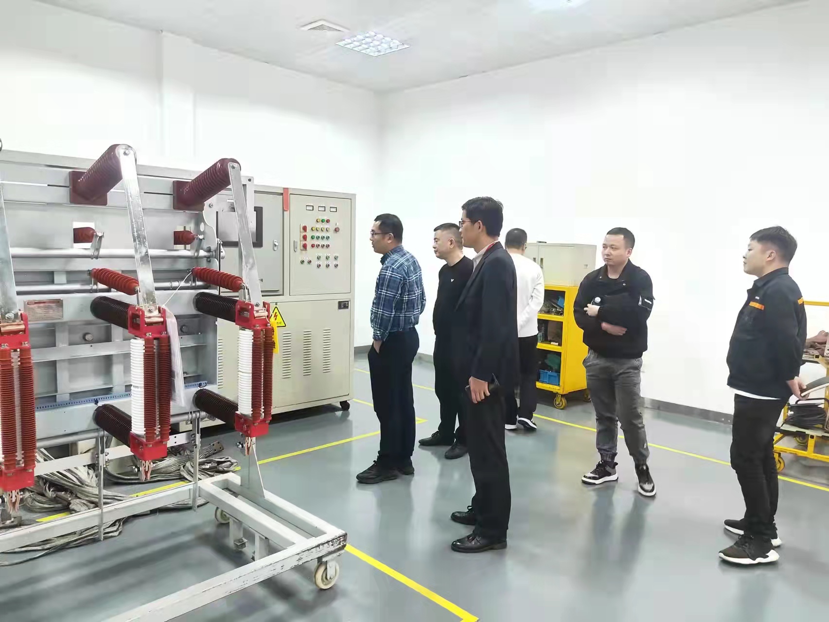今日華儀 | 樂清市市場監督管理局領導一行蒞臨華儀電氣股份有限公司中心試驗室調研指導